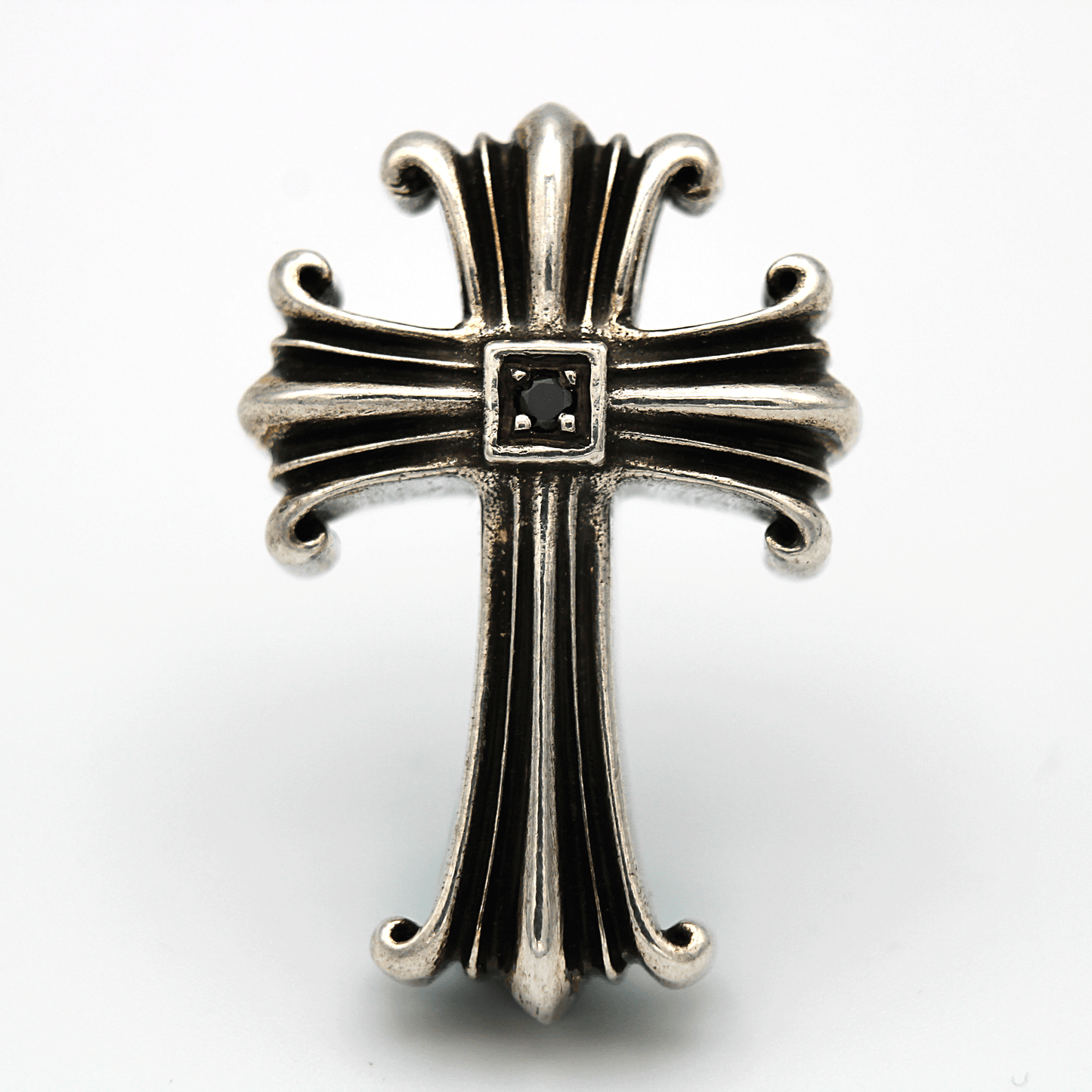 Cruz gótica con circonita negra plata de ley